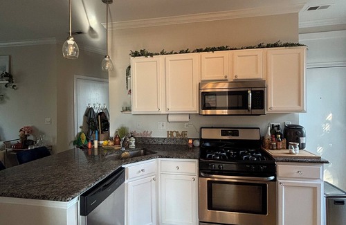 East Albany Park Apartamento | Charming 2-bedroom 2 bath apartment flooded with natural light