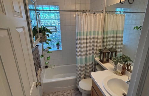East Albany Park Apartamento | Charming 2-bedroom 2 bath apartment flooded with natural light