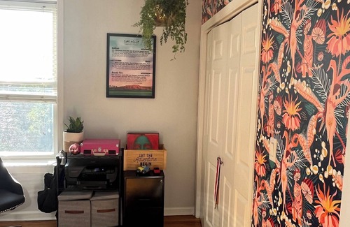 East Albany Park Apartamento | Charming 2-bedroom 2 bath apartment flooded with natural light