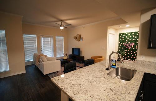 Sweetbriar Apartamento | Charming 2 bedroom, 2 bath apartment