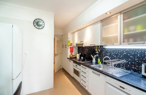 Santa Luzia Apartamento | Charming 2-bedroom apartment in fantastic Santa Luzia with WiFi, AC