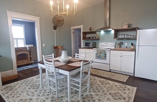 Petersburg Cabaña | Charming 2-bedroom apartment in quiet downtown neighborhood in Petersburg