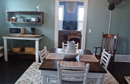 Petersburg Cabaña | Charming 2-bedroom apartment in quiet downtown neighborhood in Petersburg