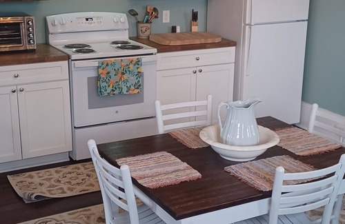 Petersburg Cabaña | Charming 2-bedroom apartment in quiet downtown neighborhood in Petersburg