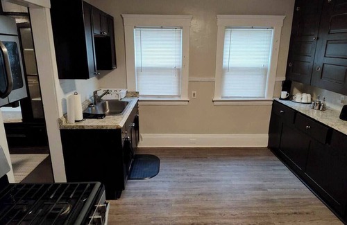 Cleveland Apartamento | Charming 2-bedroom apartment with AC; near hospitals and Case Western