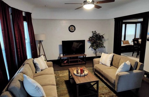 Cleveland Apartamento | Charming 2-bedroom apartment with AC; near hospitals and Case Western