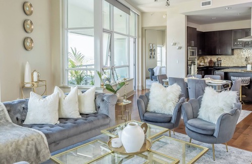 East Village Apartamento | Charming 2-bedroom apartment with fitness room and Pool in downtown San Diego