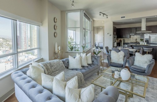 East Village Apartamento | Charming 2-bedroom apartment with fitness room and Pool in downtown San Diego