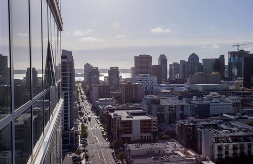 East Village Apartamento | Charming 2-bedroom apartment with fitness room and Pool in downtown San Diego