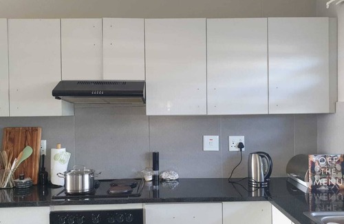 Burgundy Estate Apartamento | Charming 2-bedroom apartment in Cape Town Near Beaches & CBD with Wifii
