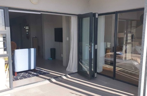 Burgundy Estate Apartamento | Charming 2-bedroom apartment in Cape Town Near Beaches & CBD with Wifii