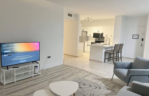 Aventura Apartamento | Charming 2-bedroom apartment at Yacht Club Aventura with parking
