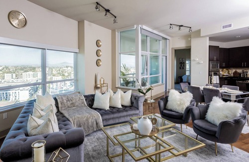East Village Apartamento | Charming 2-bedroom apartment with fitness room and Pool in downtown San Diego