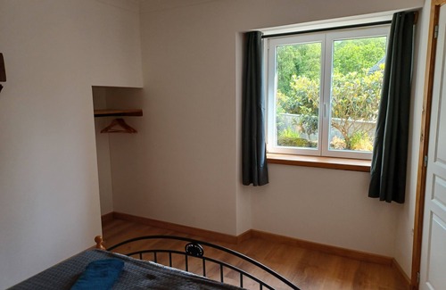 Camors Apartamento | Charming 2-bedroom apartment, gardens, WiFi, AC in lovely Camors, Brittany.