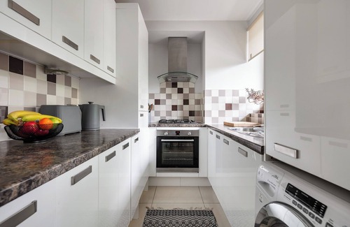 St. Mary's Park Apartamento | Charming 2-Bedroom Apartment Steps from Battersea Park