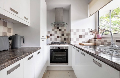 St. Mary's Park Apartamento | Charming 2-Bedroom Apartment Steps from Battersea Park