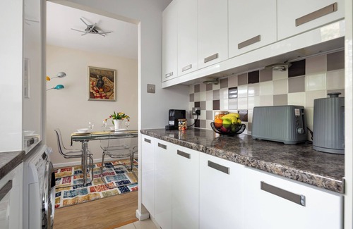 St. Mary's Park Apartamento | Charming 2-Bedroom Apartment Steps from Battersea Park