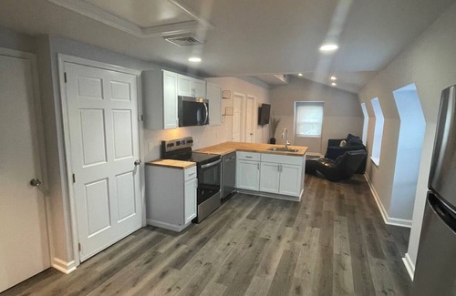 Aston Apartamento | Charming 2-bedroom apartment with WiFi, AC in welcoming Media