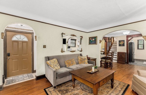 Hazel Park Casa | Charming 2-bedroom bungalow with WiFi, AC in Hazel Park