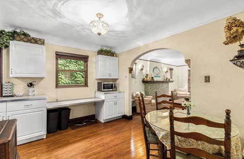 Hazel Park Casa | Charming 2-bedroom bungalow with WiFi, AC in Hazel Park