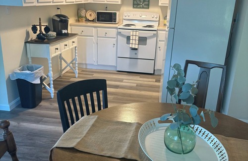 Vienna Casa | Charming 2-bedroom barn-style home nestled on 6 acres in delightful Vienna