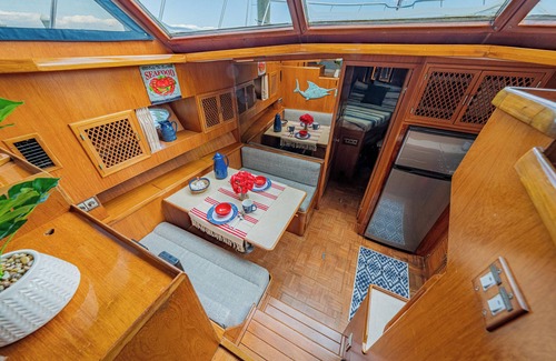 Manteo Alquiler De Eote | Charming 2-bedroom boat in amazing Manteo WiFi, AC, fitness room, pool, kayaks