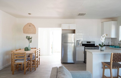 Encanto Casa | Charming 2-bedroom bungalow with WiFi, AC in peaceful Phoenix