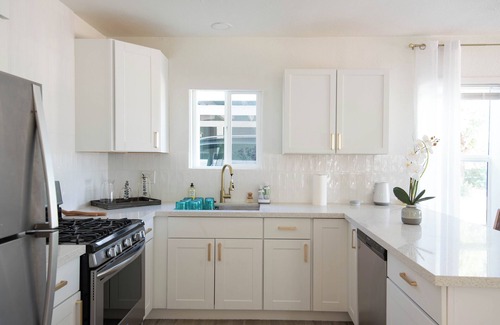 Encanto Casa | Charming 2-bedroom bungalow with WiFi, AC in peaceful Phoenix