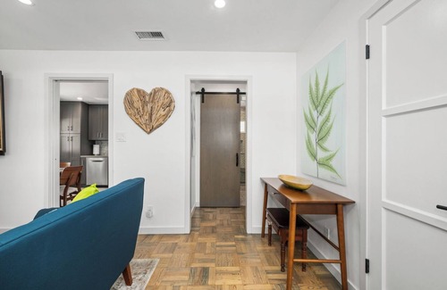 Naples Cabaña | Charming 2-bedroom cottage with AC and WiFi in superb Long Beach location.