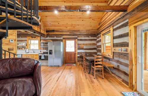 Craig Creek Cabina | Charming 2-bedroom cabin on Craigs Creek with WiFi just outside New Castle