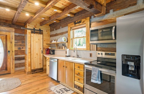 Craig Creek Cabina | Charming 2-bedroom cabin on Craigs Creek with WiFi just outside New Castle
