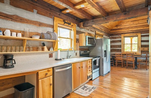 Craig Creek Cabina | Charming 2-bedroom cabin on Craigs Creek with WiFi just outside New Castle