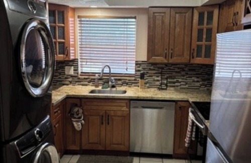 Sunrise Condominio | Charming 2-bedroom condo in Plantation with AC