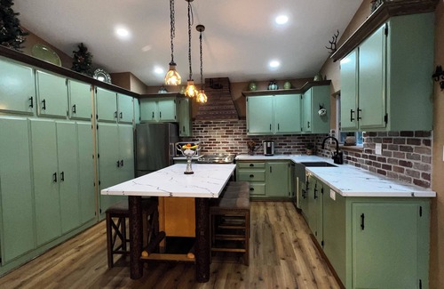 Crestline Cabina | Charming 2-bedroom cabin with WiFi, AC in picturesque Crestline