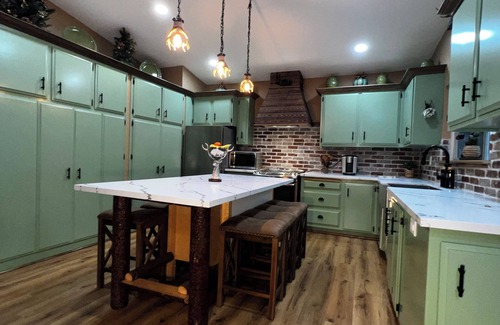 Crestline Cabina | Charming 2-bedroom cabin with WiFi, AC in picturesque Crestline