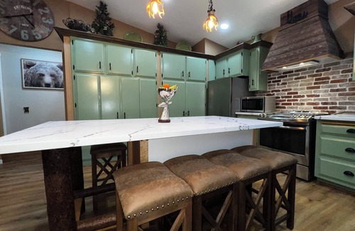 Crestline Cabina | Charming 2-bedroom cabin with WiFi, AC in picturesque Crestline