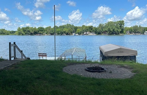 Elysian Cabina | Charming 2-bedroom cabin on beautiful Lake Francis in Elysian, MN