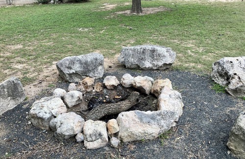 Uvalde County Cabina | Charming 2-bedroom cabin right on the Frio River - Cabin #1
