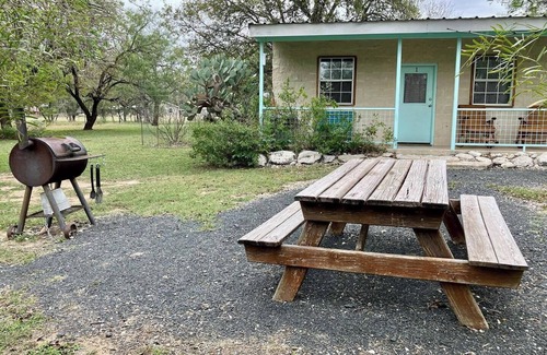 Uvalde County Cabina | Charming 2-bedroom cabin right on the Frio River - Cabin #1