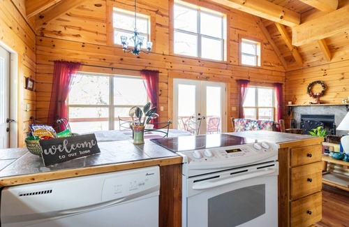 Dunlap Cabina | Charming 2-bedroom cabin with AC, WiFi on private lake in Dunlap, Tennessee
