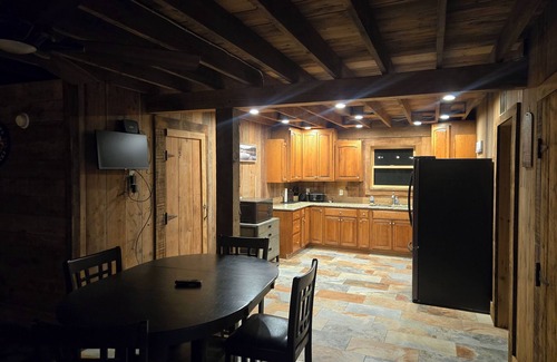Turner County Cabina | Charming 2-bedroom cabin with AC and WiFi in marvelous Parker