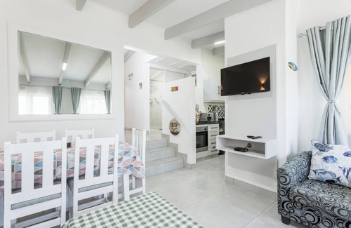 Shaka's Rock Chalet De Esquí | Charming 2-bedroom chalet with sea views in a fabulous resort