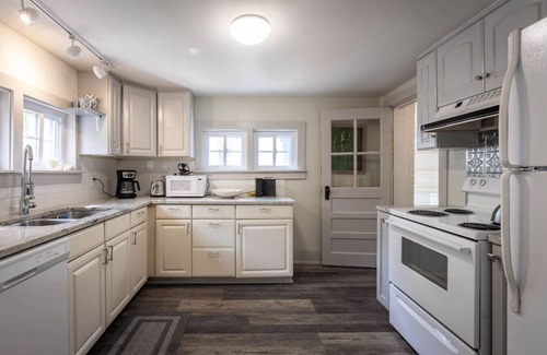 Haw Creek Cabaña | Charming 2 bedroom cottage near Asheville, NC
