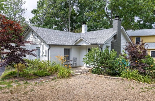 Haw Creek Cabaña | Charming 2 bedroom cottage near Asheville, NC