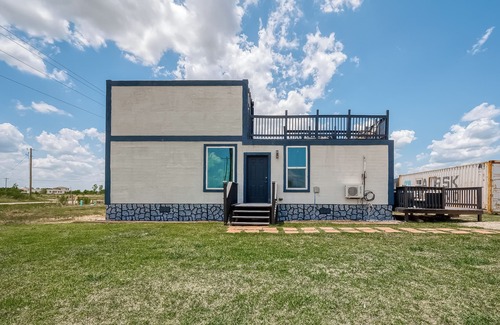 Cleveland Casa | Charming 2-bedroom Container Home with AC, WiFi in superb Cleveland