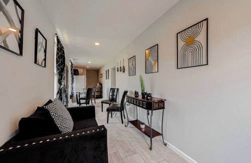 Cleveland Casa | Charming 2-bedroom Container Home with AC, WiFi in superb Cleveland