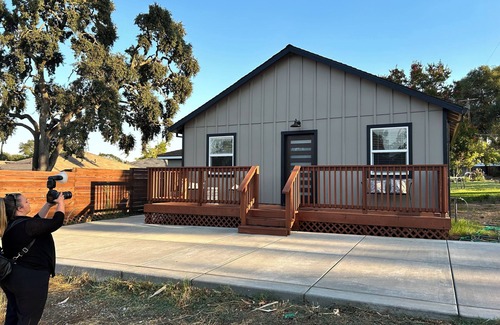 Carmichael Cabaña | Charming 2-bedroom cottage with AC and WiFi in welcoming Fair Oaks
