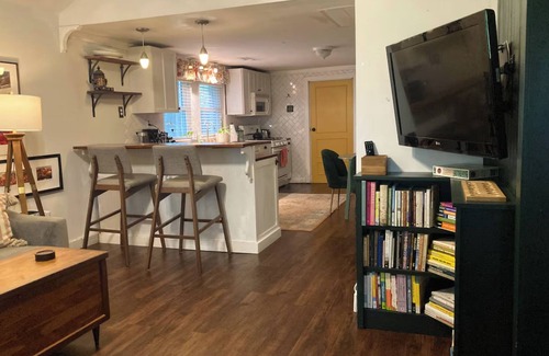 Woodbine Cabaña | Charming 2-bedroom cottage 10 min to downtown - King bed - Fireplace