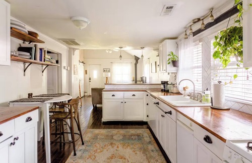 Woodbine Cabaña | Charming 2-bedroom cottage 10 min to downtown - King bed - Fireplace