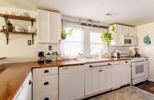 Woodbine Cabaña | Charming 2-bedroom cottage 10 min to downtown - King bed - Fireplace